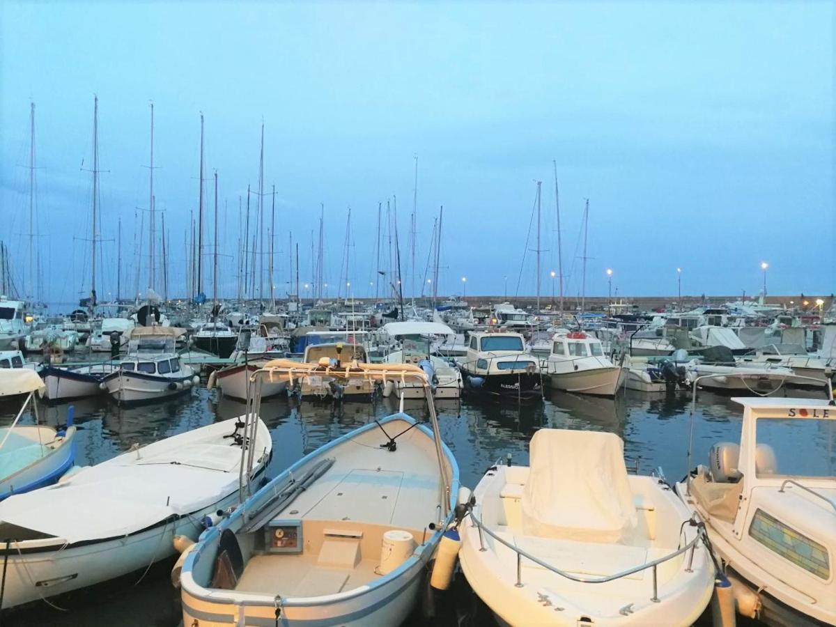 Casa Fiorenza Parcheggio Privato Sanremo Exteriör bild